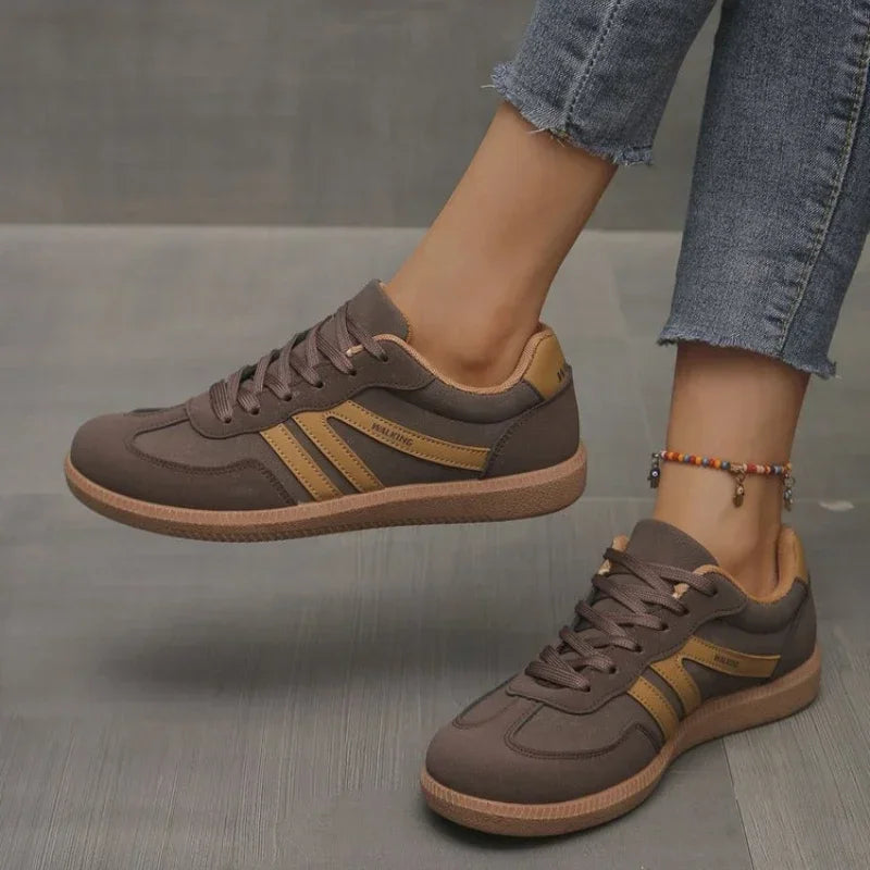 Sneakers med snörning och gummisula