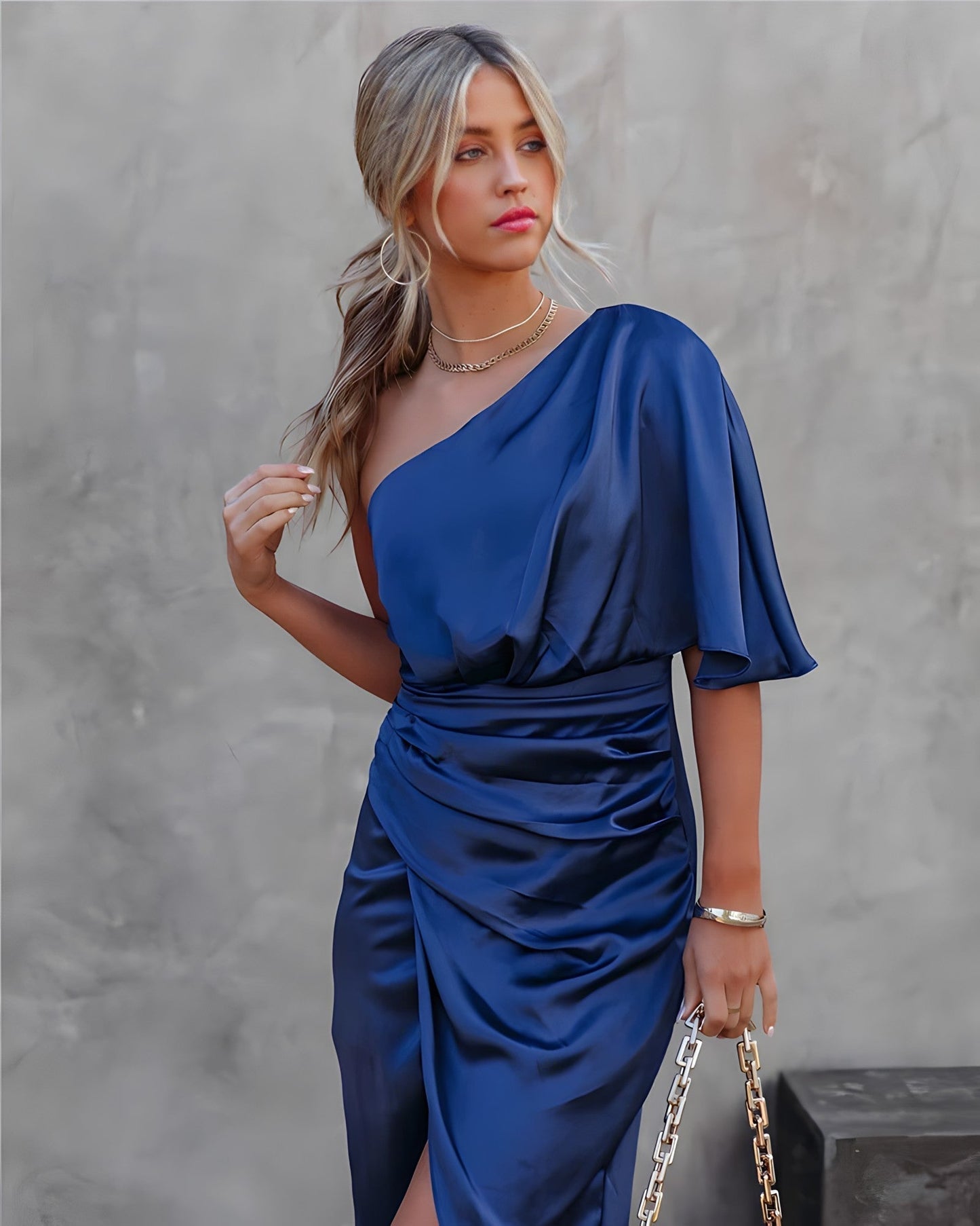 Evelina | Elegant midiklänning med asymmetrisk detalj