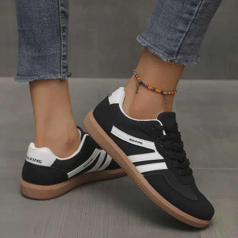 Sneakers med snörning och gummisula