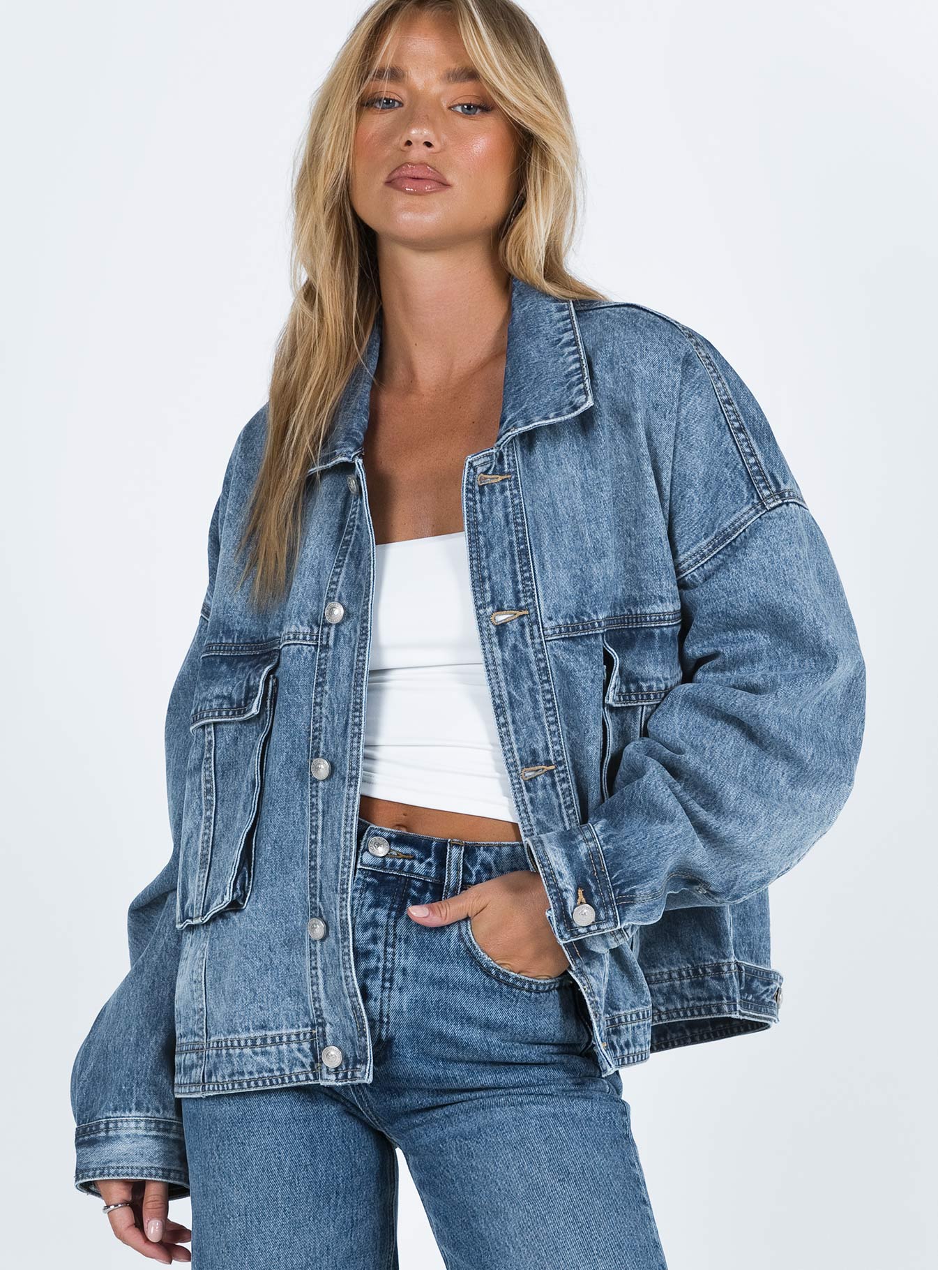 Stilfuld denimjakke med oversize snit – din nye favorit
