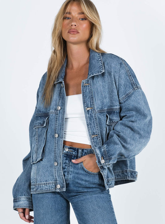Stilfuld denimjakke med oversize snit – din nye favorit