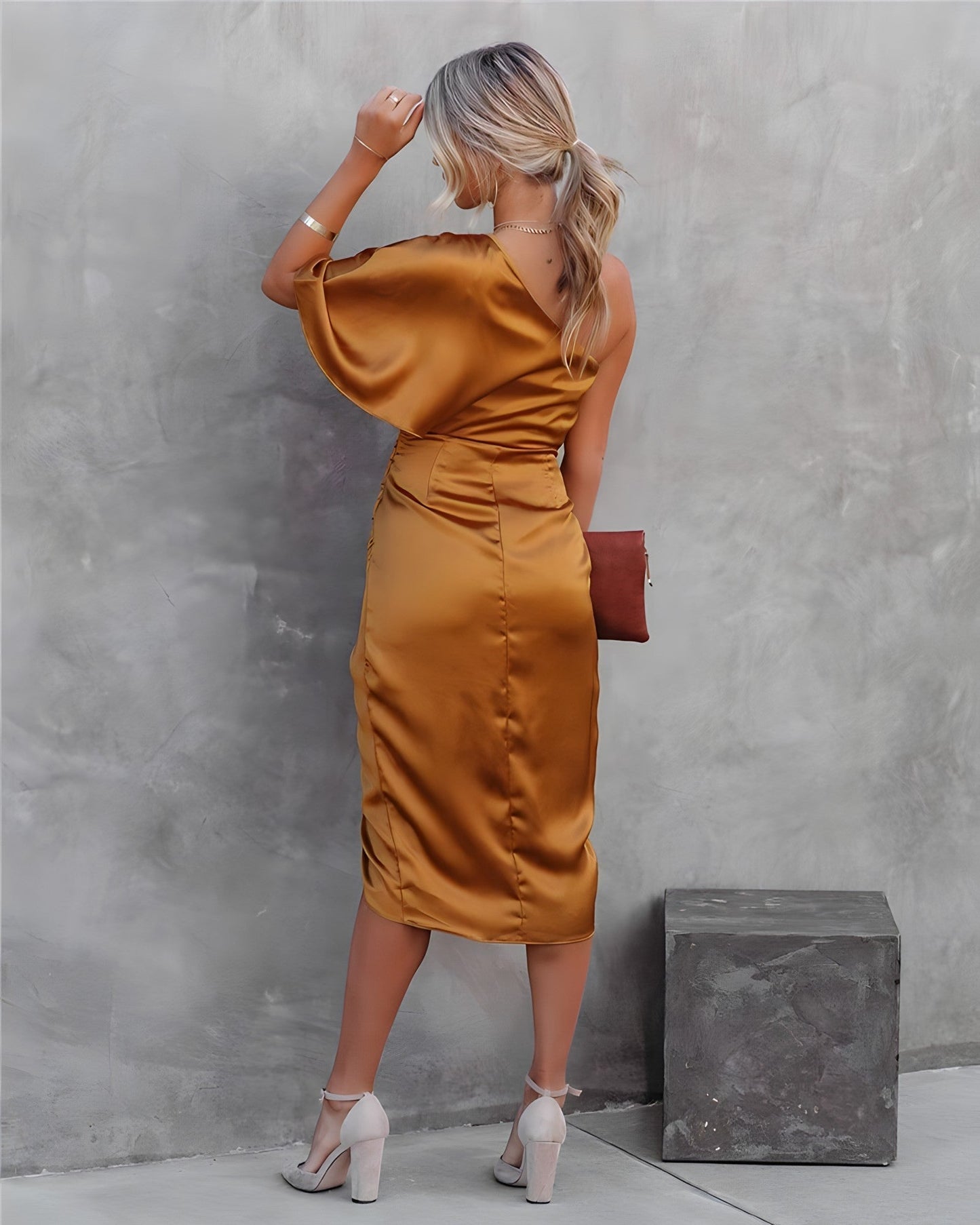 Evelina | Elegant midiklänning med asymmetrisk detalj