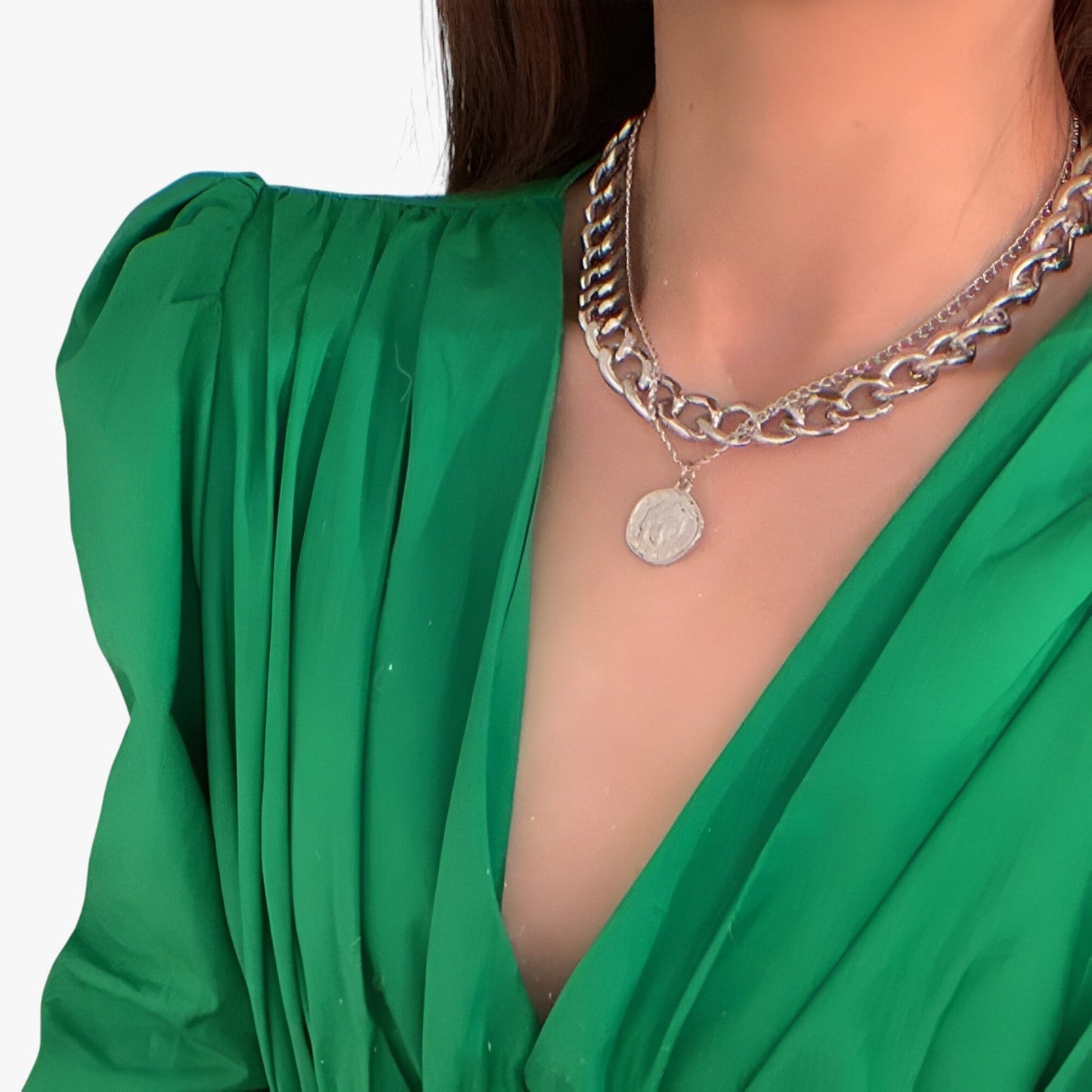 Elegant Flerlaget Mønt Halskæde – Justerbar og Tidløs