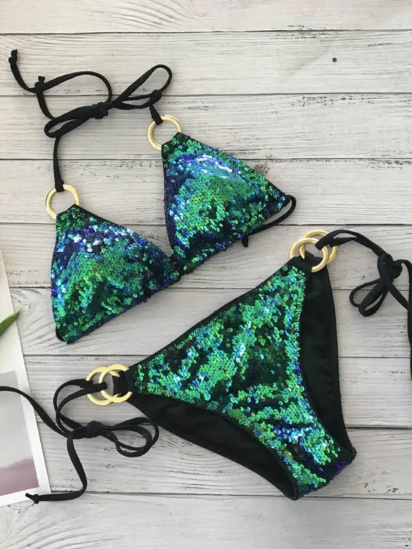 Snyggt bikini set för kvinnor med paljetter i guld och push-up bh