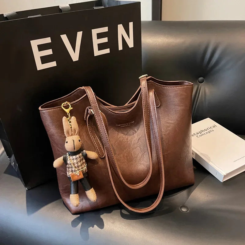 Stor axelväska för kvinnor med hänge, elegant design