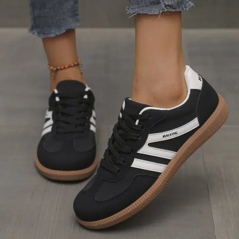 Sneakers med snörning och gummisula