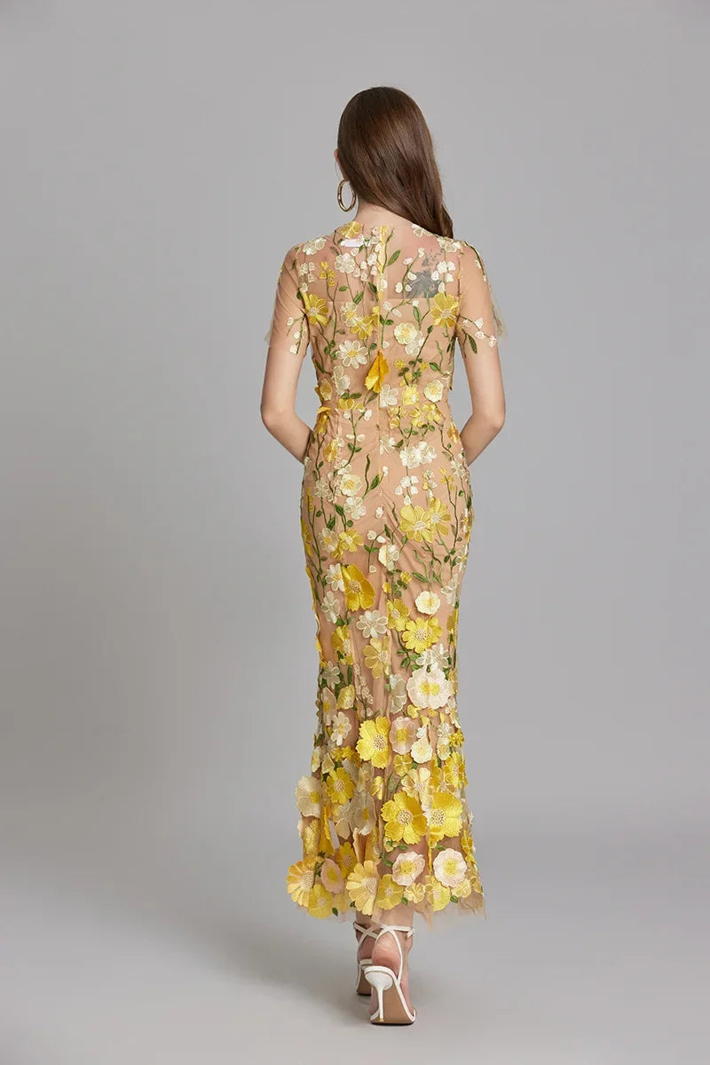 Livia | Elegant maxiklänning med blommigt mönster och transparens