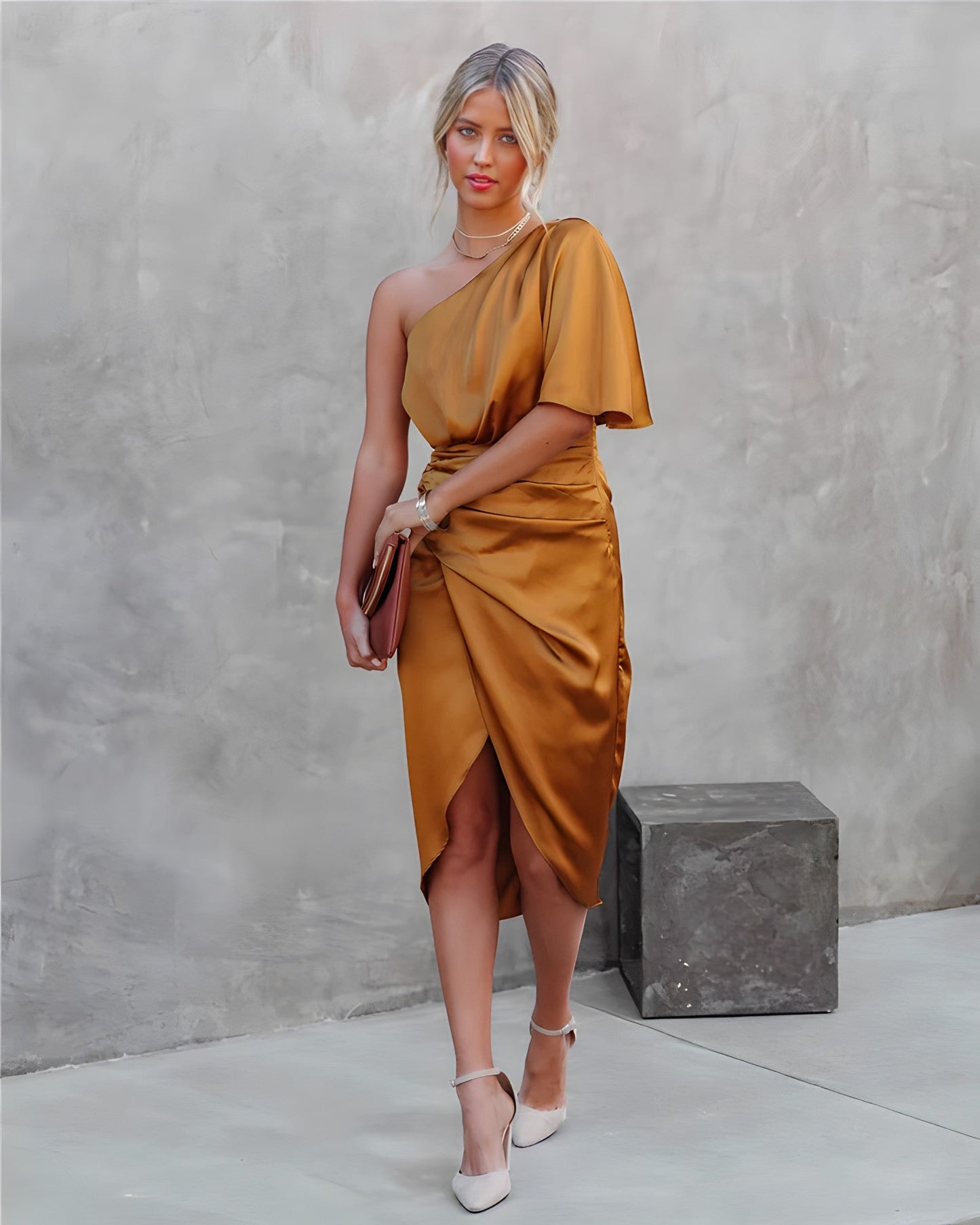 Evelina | Elegant midiklänning med asymmetrisk detalj