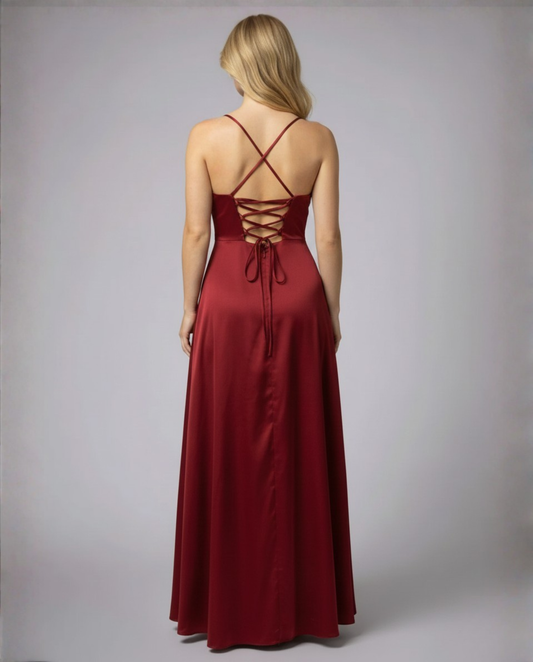 Elegant Maxiklänning med Draperade Detaljer och Slits