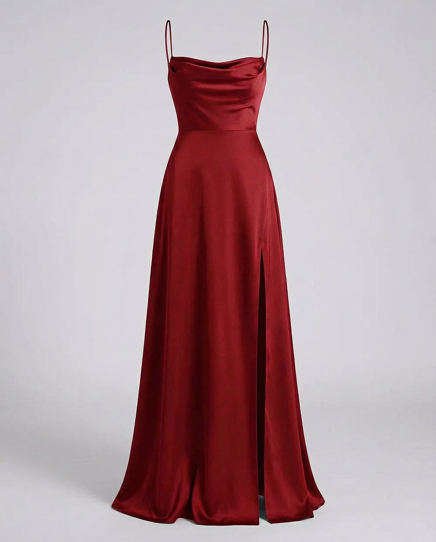 Elegant Maxiklänning med Draperade Detaljer och Slits