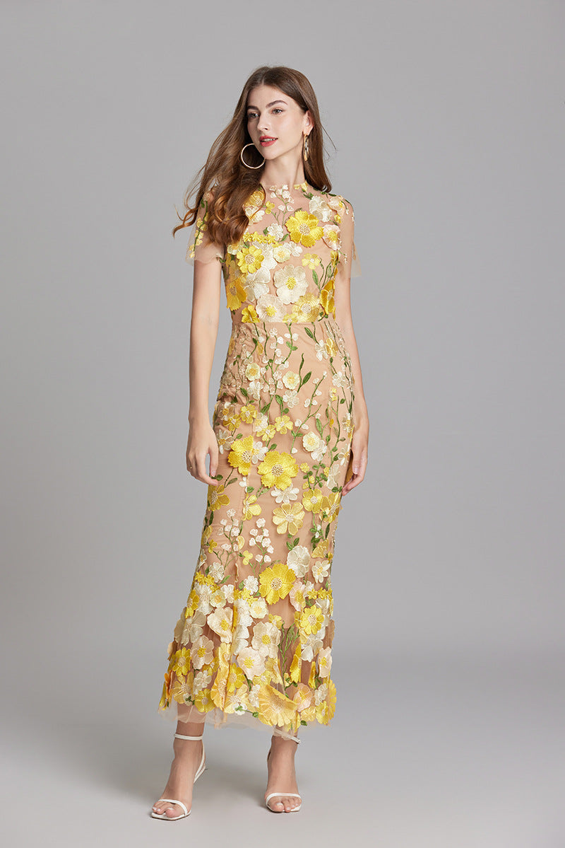 Livia | Elegant maxiklänning med blommigt mönster och transparens