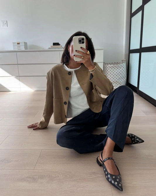 Elegant kort jacka med runda detaljer och minimalistisk design