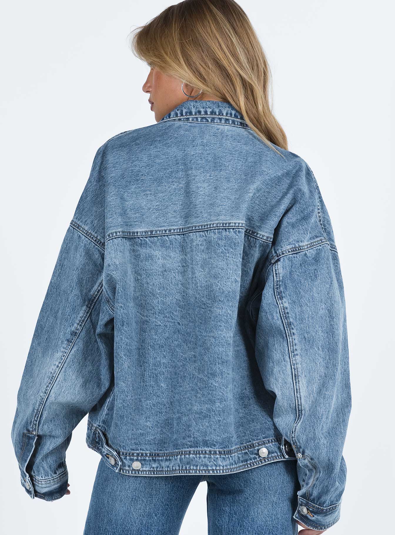 Stilfuld denimjakke med oversize snit – din nye favorit