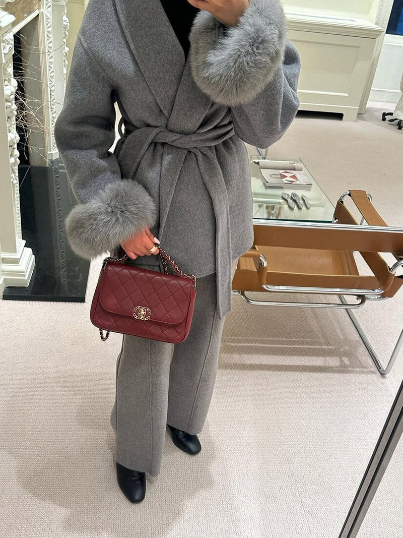 Damefrakke med kunstpelsdetalje – elegant vinterkort frakke