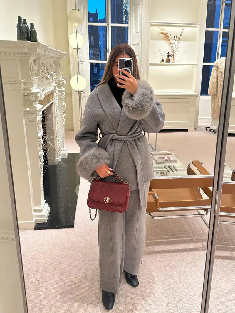 Damefrakke med kunstpelsdetalje – elegant vinterkort frakke