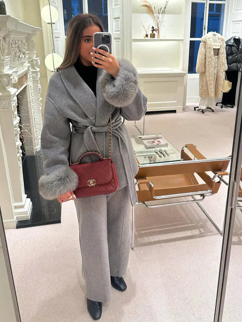 Damefrakke med kunstpelsdetalje – elegant vinterkort frakke