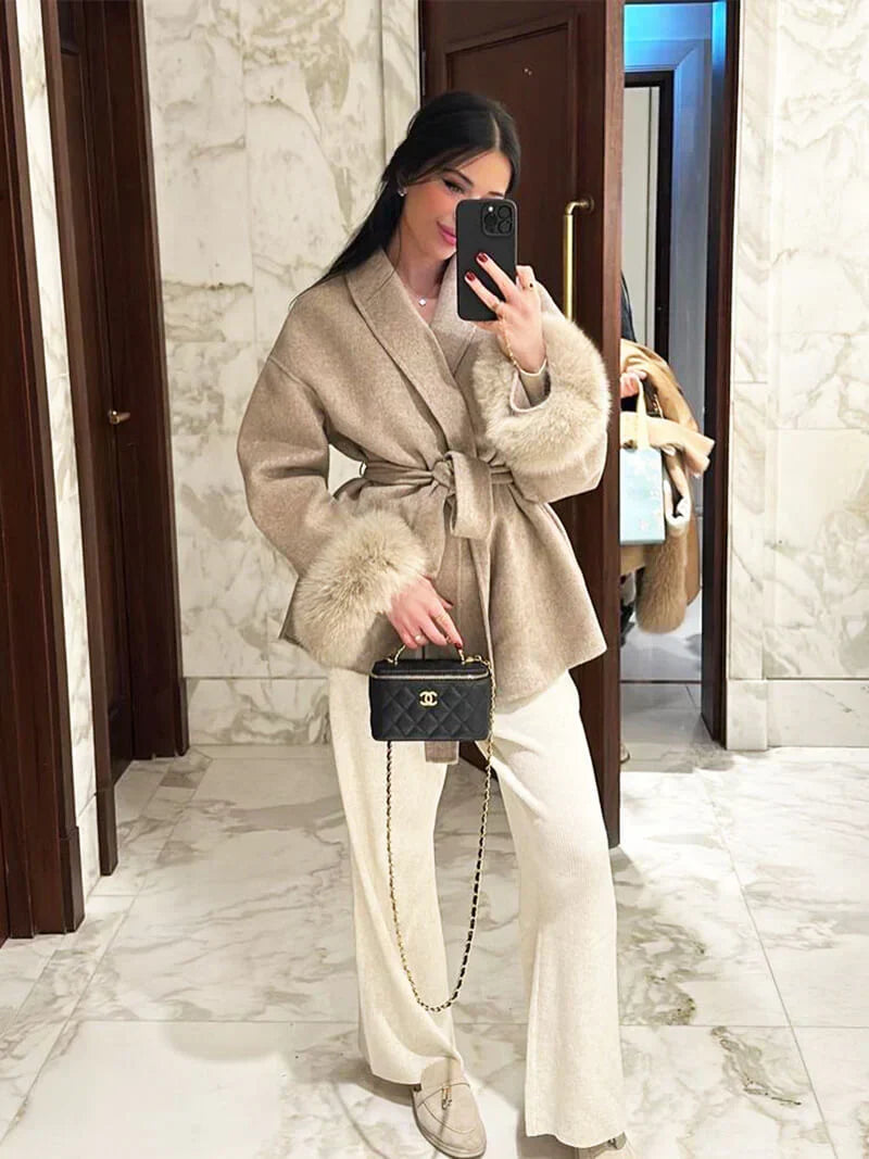 Damefrakke med kunstpelsdetalje – elegant vinterkort frakke