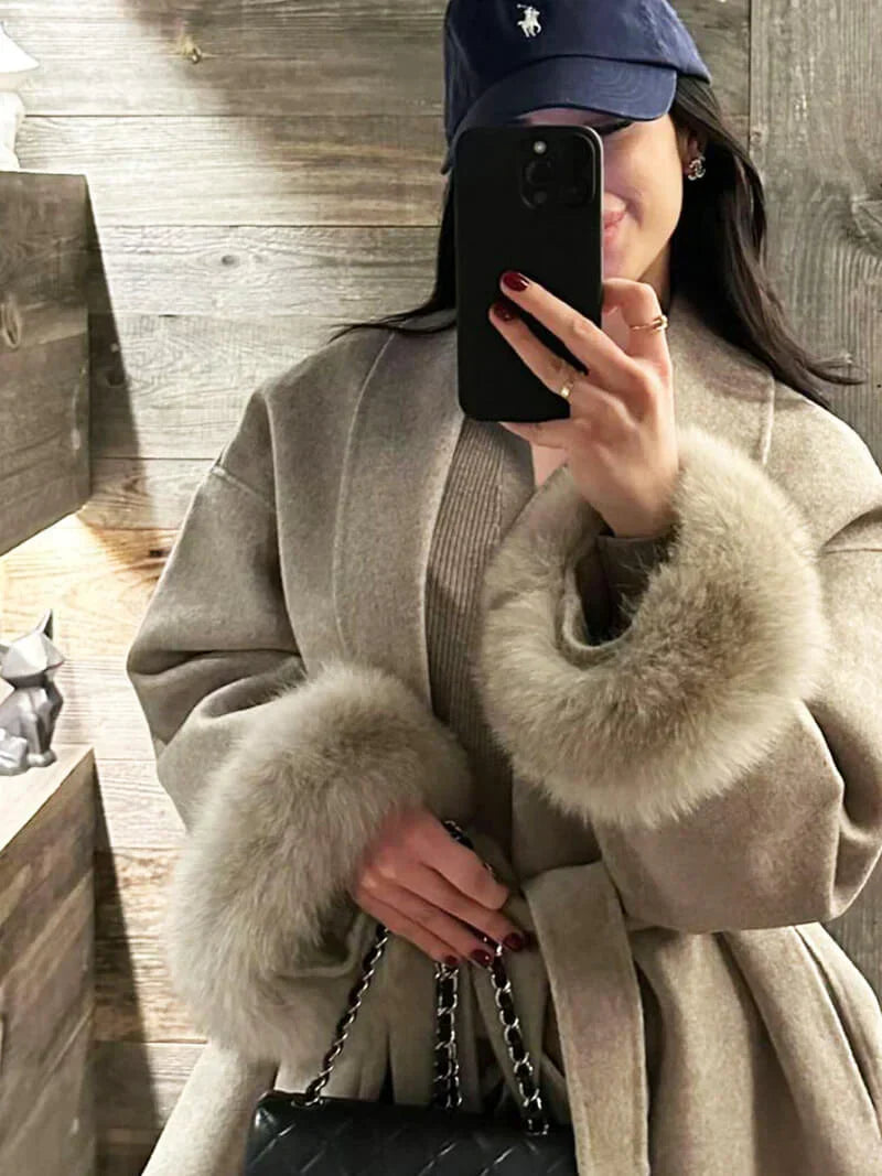 Damefrakke med kunstpelsdetalje – elegant vinterkort frakke