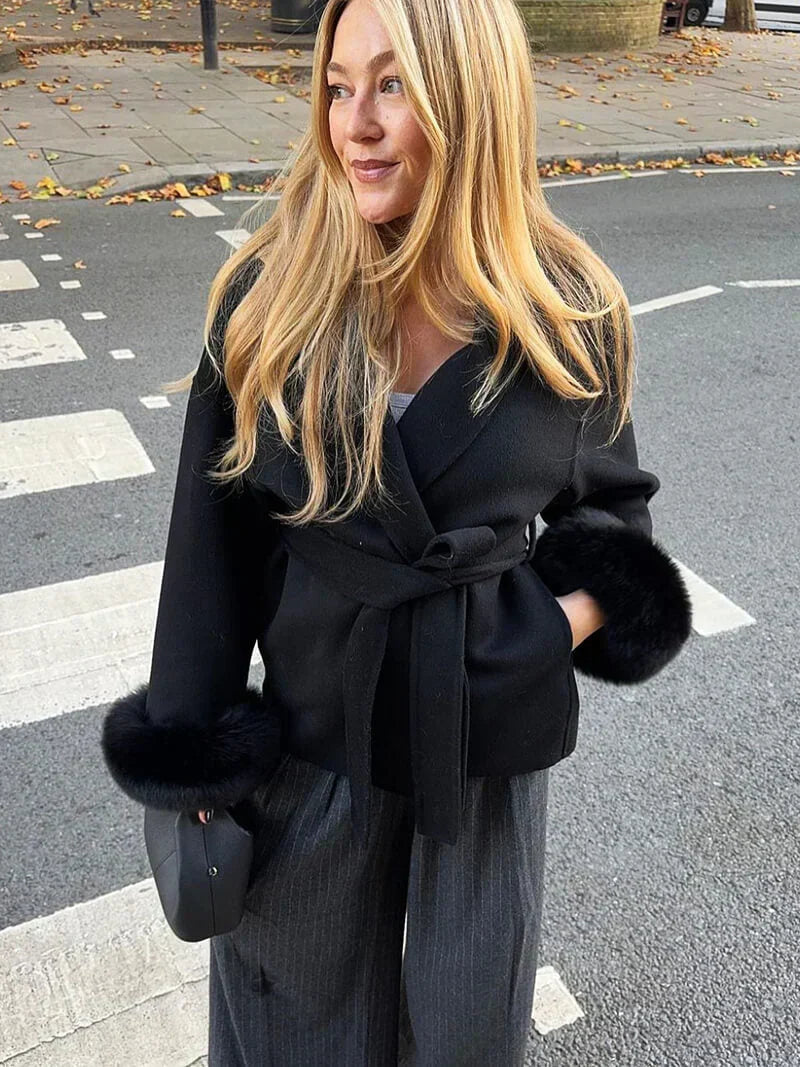 Damefrakke med kunstpelsdetalje – elegant vinterkort frakke