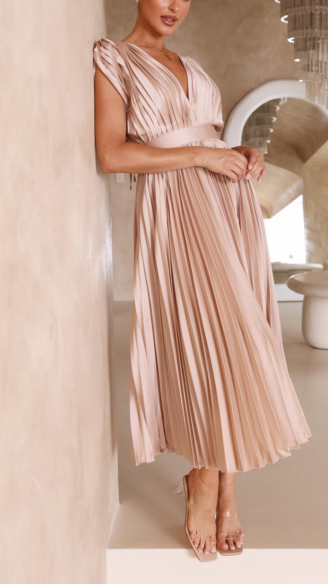 Fiona | Elegant Maxiklänning med Fåll för Sommarfester