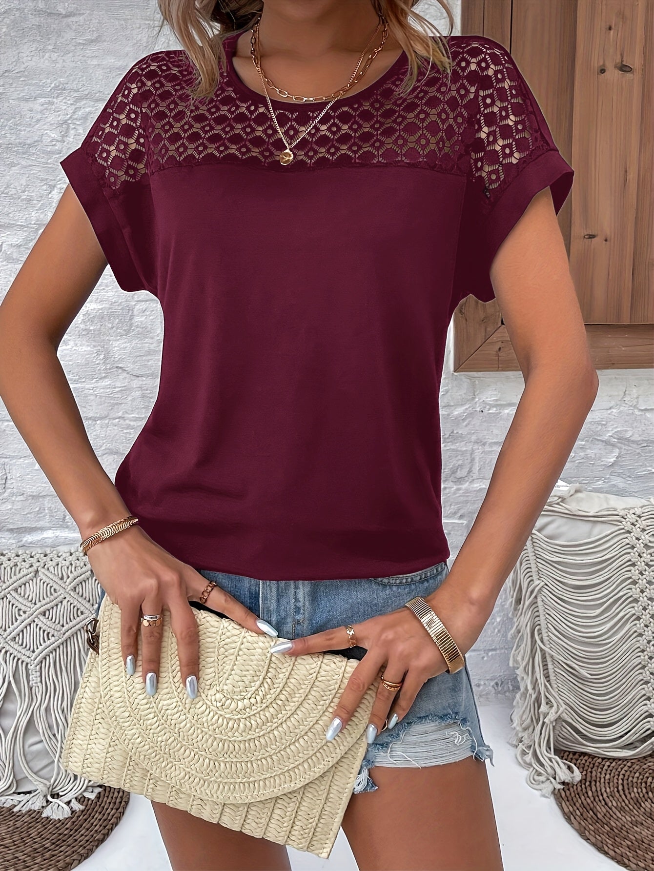 Feminint Batwing-Top med Blommig Spetsdetalj