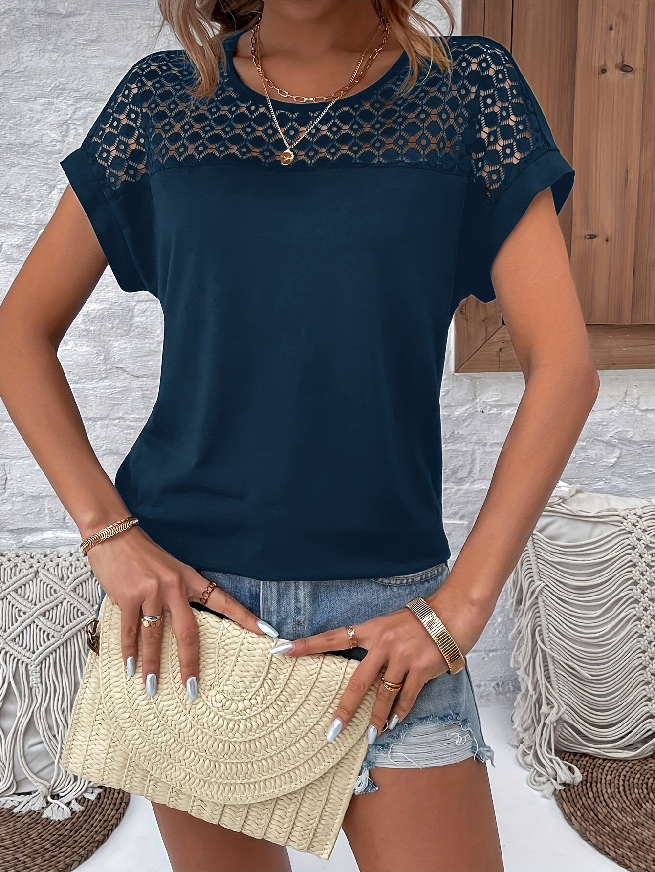 Feminint Batwing-Top med Blommig Spetsdetalj