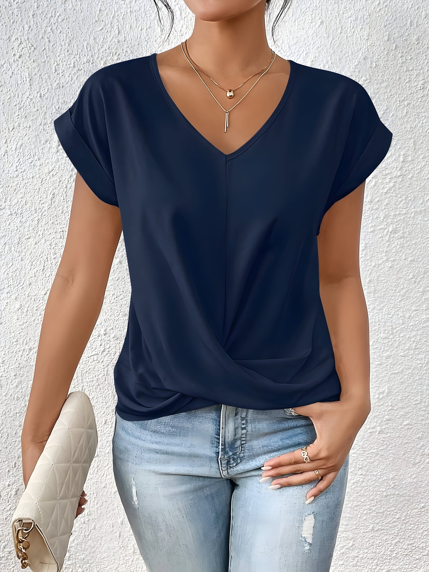 Chic V-ringad Blus med Vridning för En Smickrande Silhuett