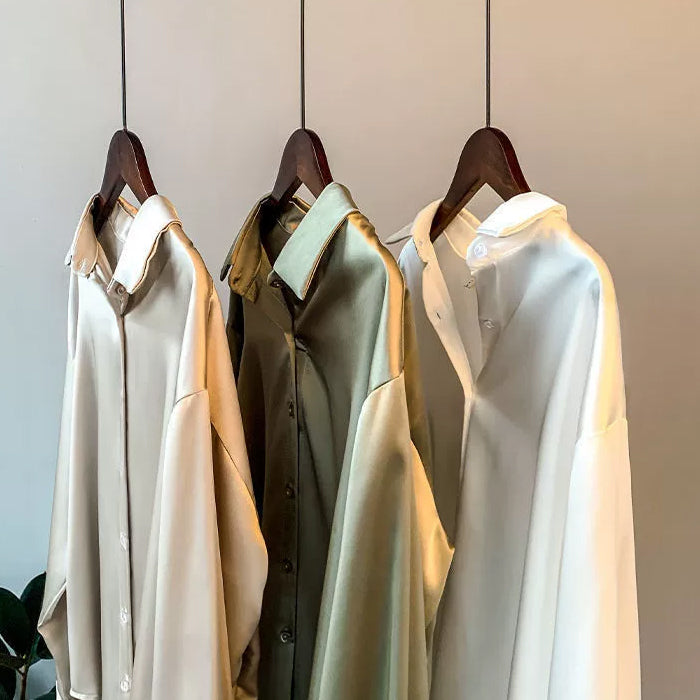 Damblus med lång ärm i satinliknande material
