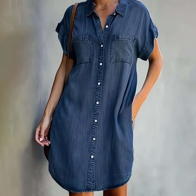 Kortärmad klänning i denim för kvinnor med knappslå