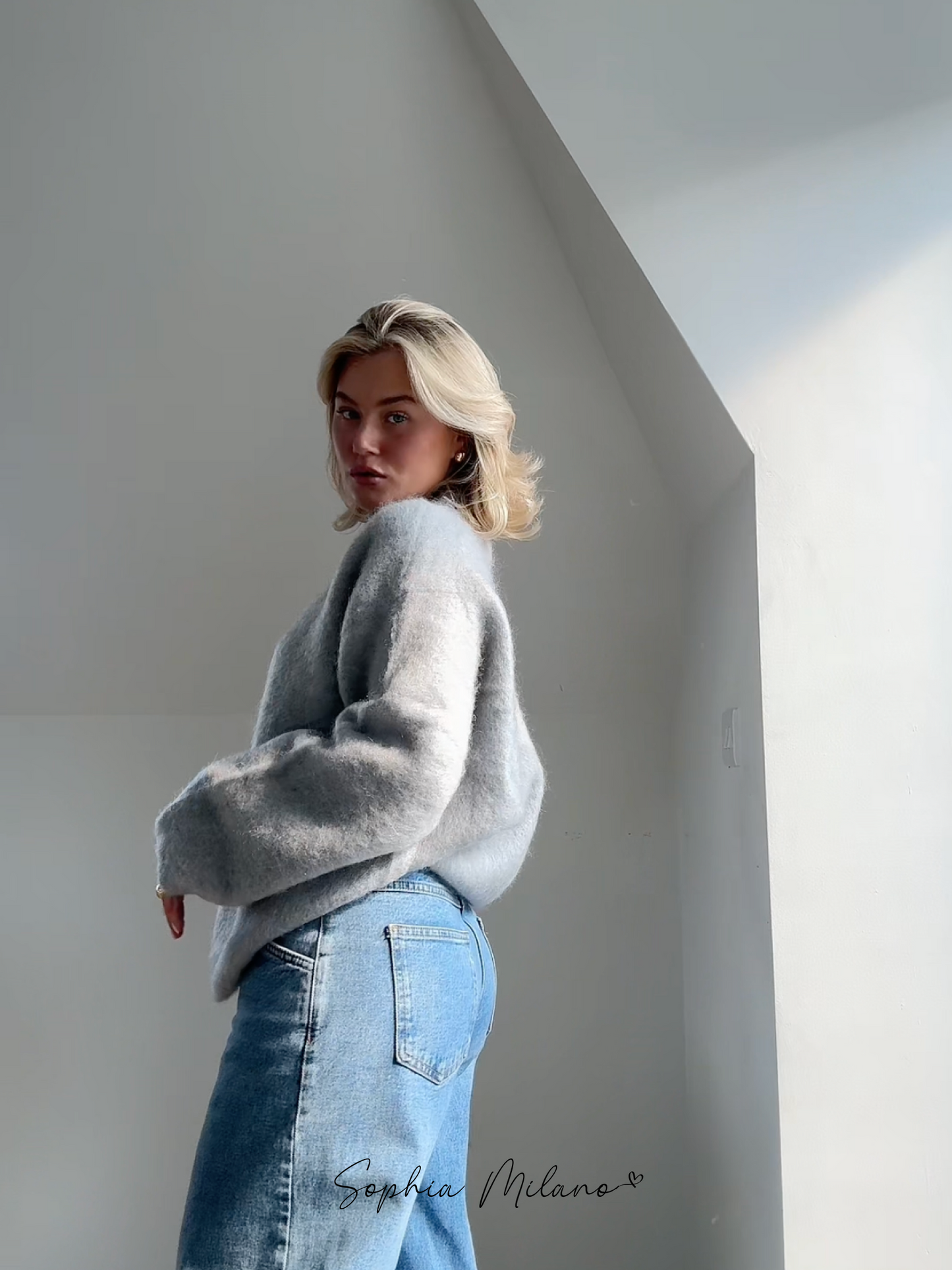Elegant striktrøje med rund hals og løs pasform