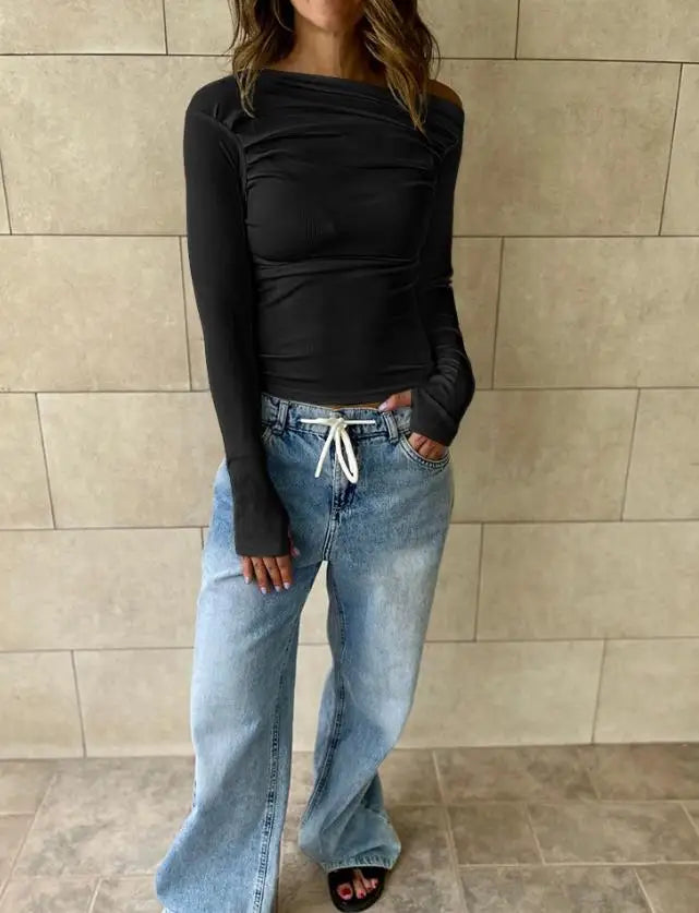 Feminine langærmet bluse med off shoulder-design