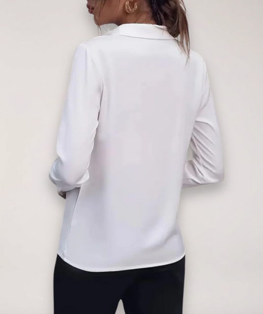 Maja | Elegant blus med knappdetalj för stiliga arbetskläder