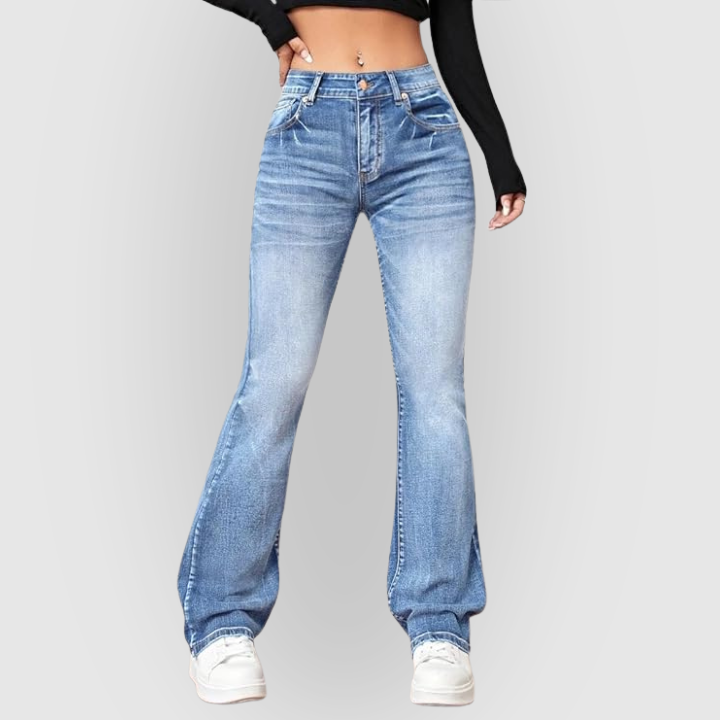 Moderne lavtaljede flare jeans i lys denim – stilfuld elegance
