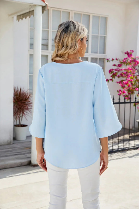 Allegra - Bluse med V-udskæring og let drapering