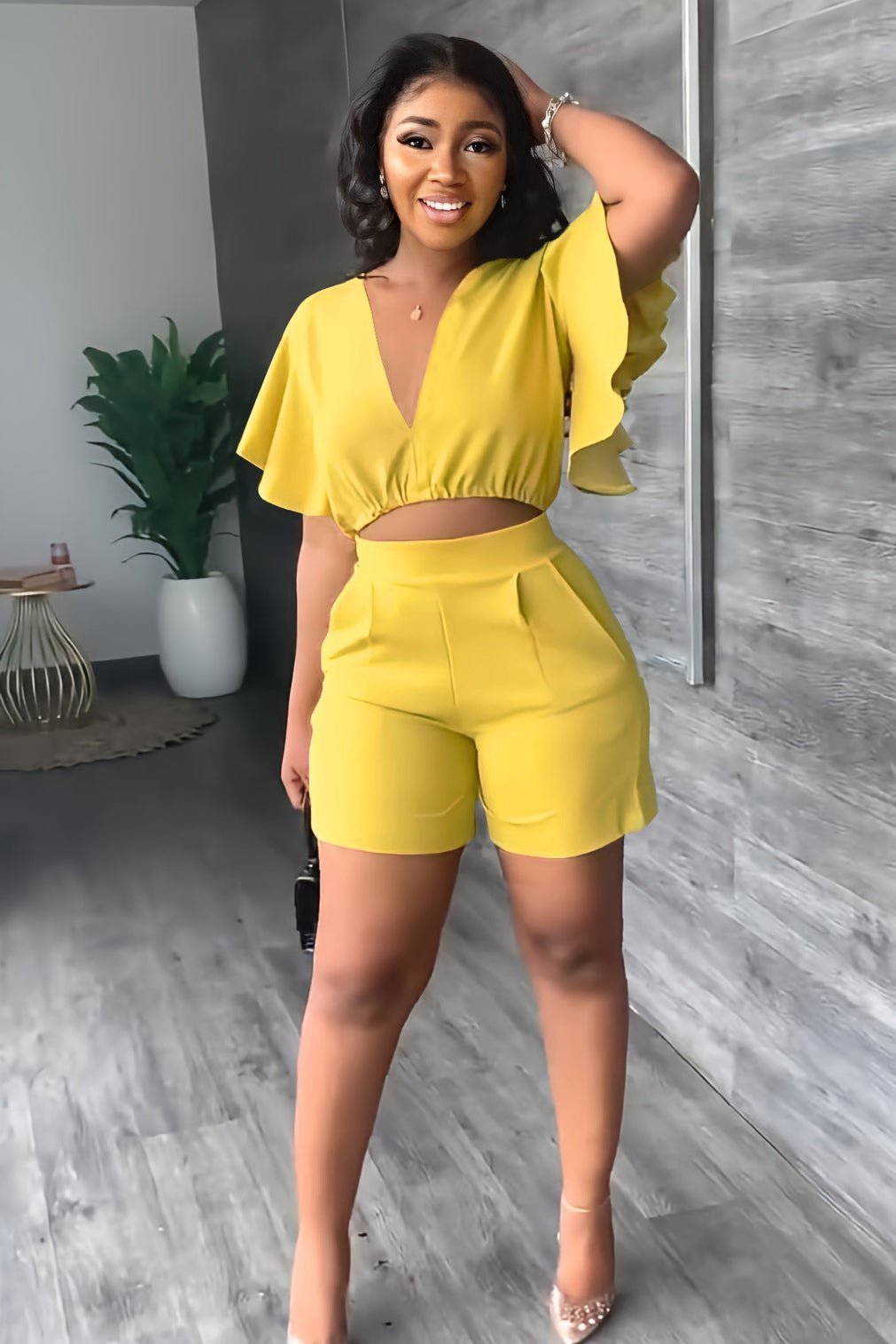 Sommarens Strålande Set för Kvinnor | Rynkade Crop-Top & Högmidjade Shorts