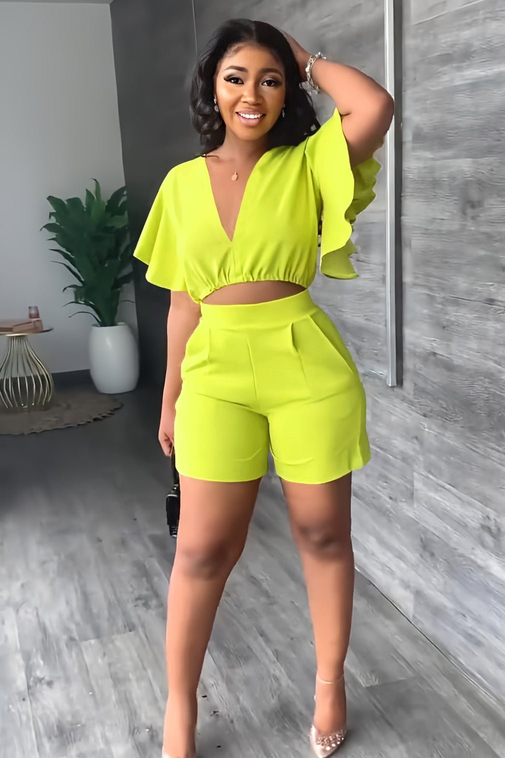 Sommarens Strålande Set för Kvinnor | Rynkade Crop-Top & Högmidjade Shorts