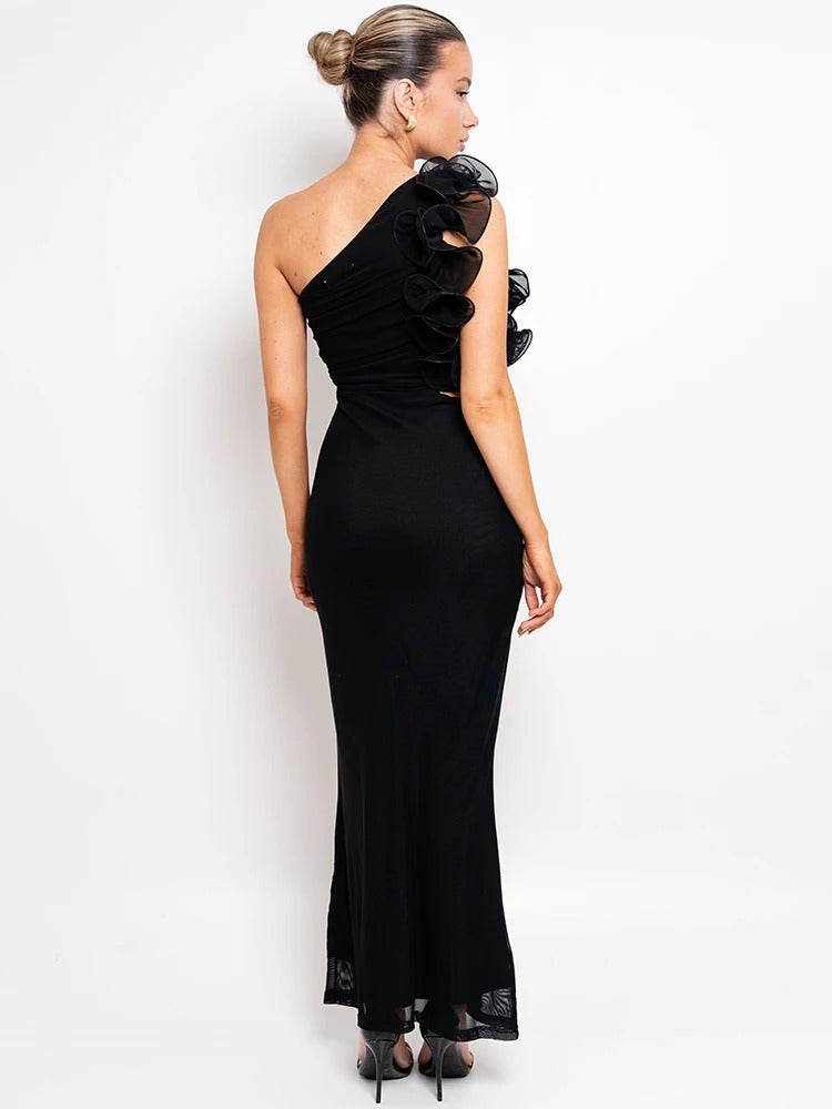 Sofistikeret Aftenkjole med Blomsterdetaljer og One-Shoulder