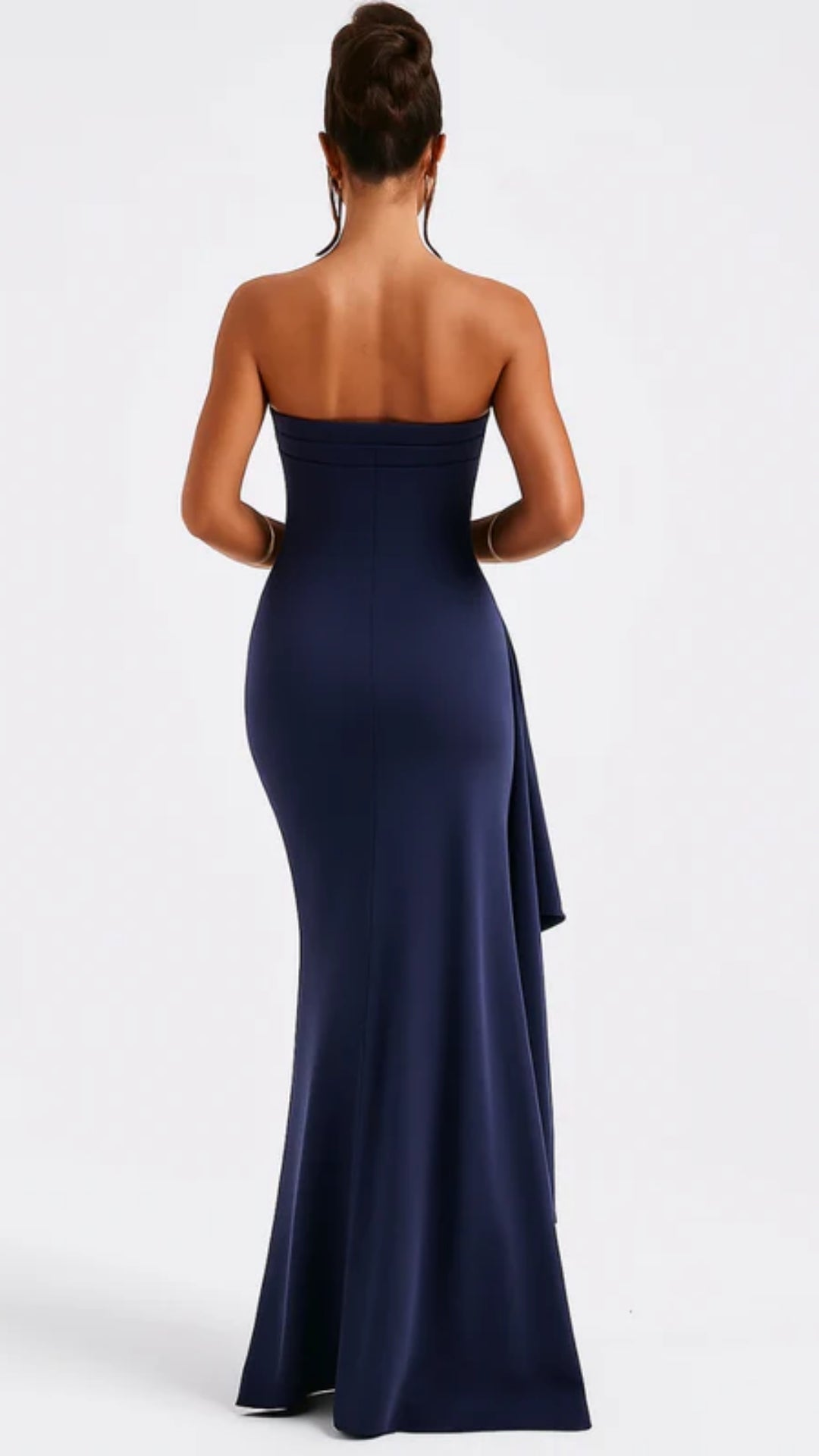 Aftenkjole Damer – Lang, skulderfri og moderne snoet overdel