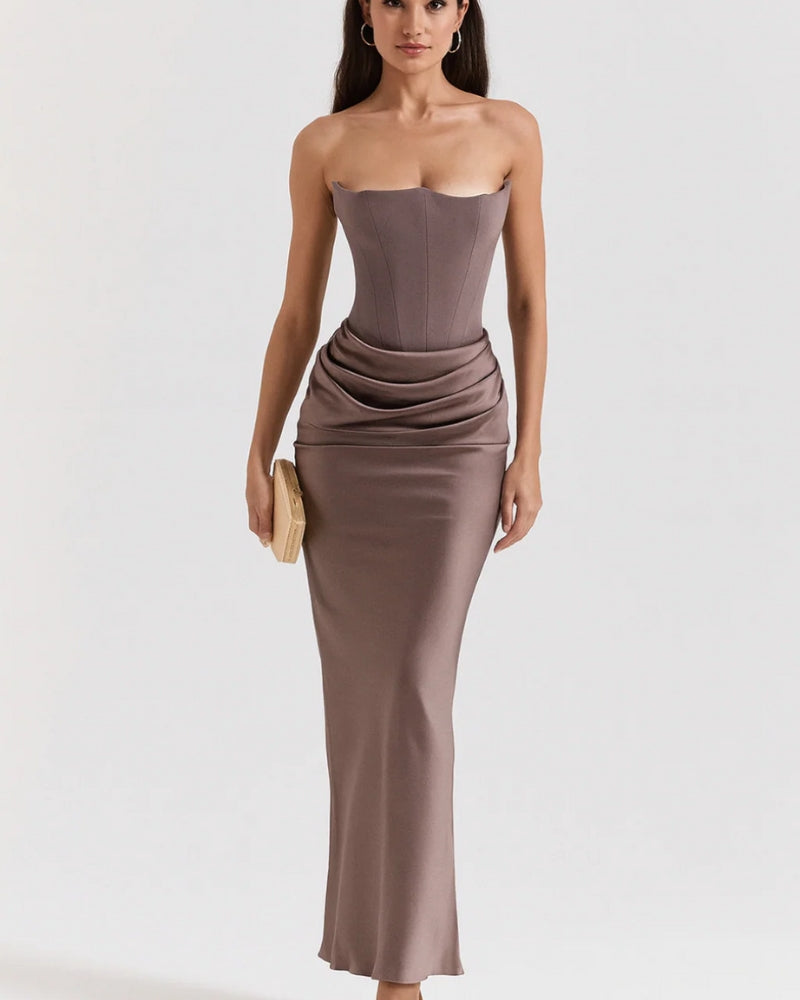 Aftenkjole Damer – Lang, stropløs og moderne skåret