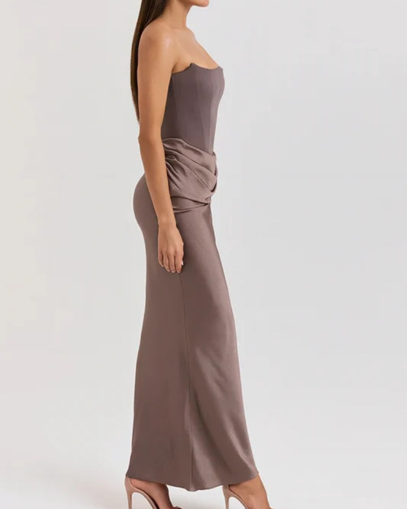 Aftenkjole Damer – Lang, stropløs og moderne skåret