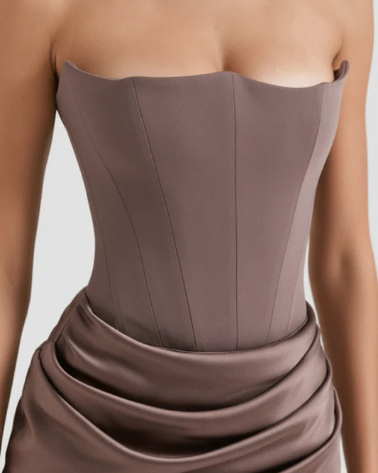 Aftenkjole Damer – Lang, stropløs og moderne skåret