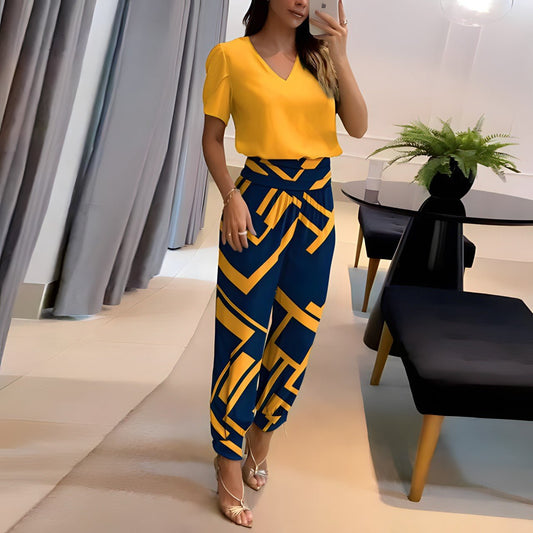 Chic tvådelad outfit med mönstrade byxor och elegant topp