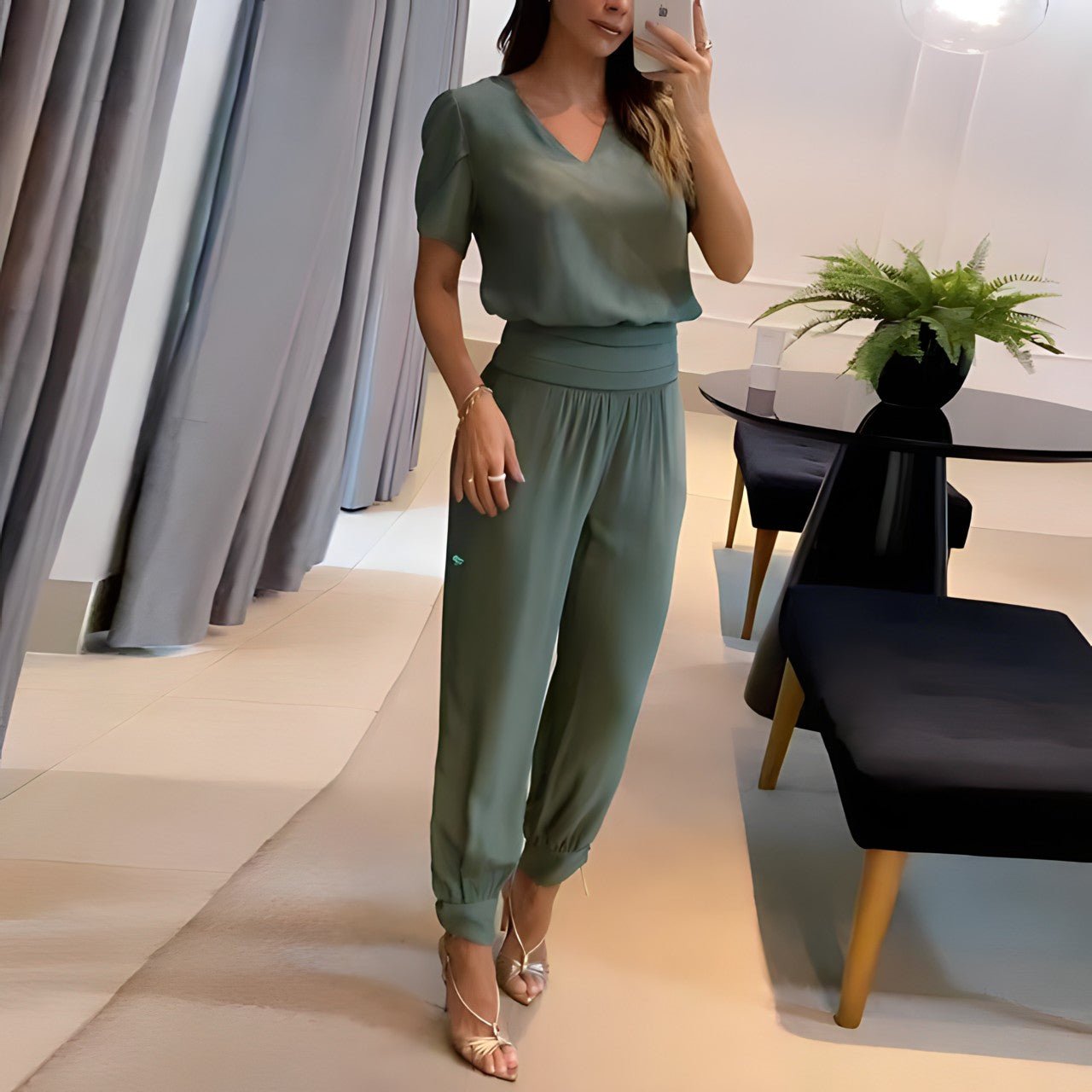 Chic tvådelad outfit med mönstrade byxor och elegant topp