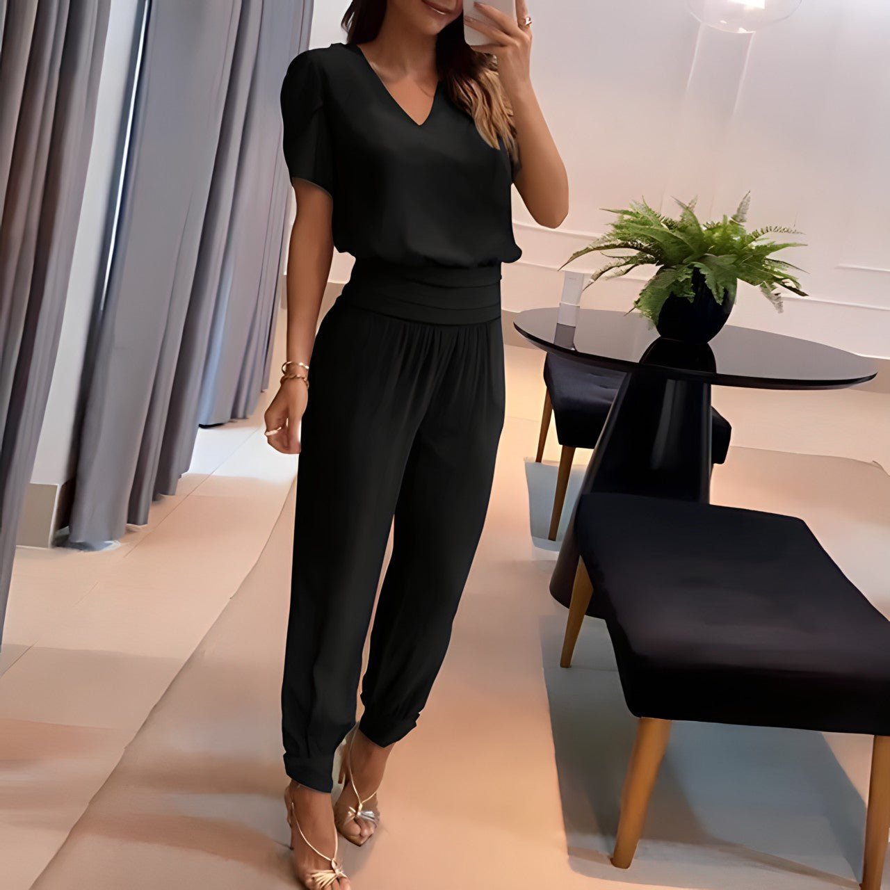 Chic tvådelad outfit med mönstrade byxor och elegant topp