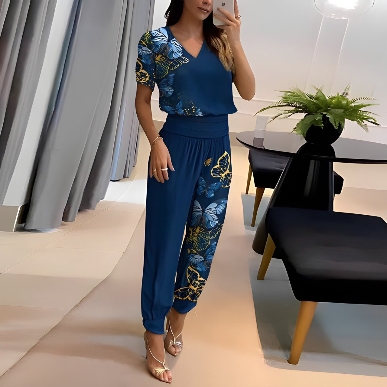 Chic tvådelad outfit med mönstrade byxor och elegant topp