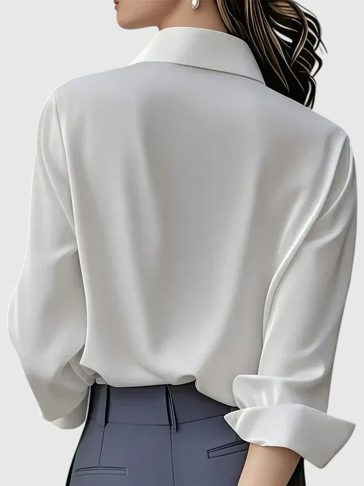 Mira | Elegant satinblus med knappslå för damer