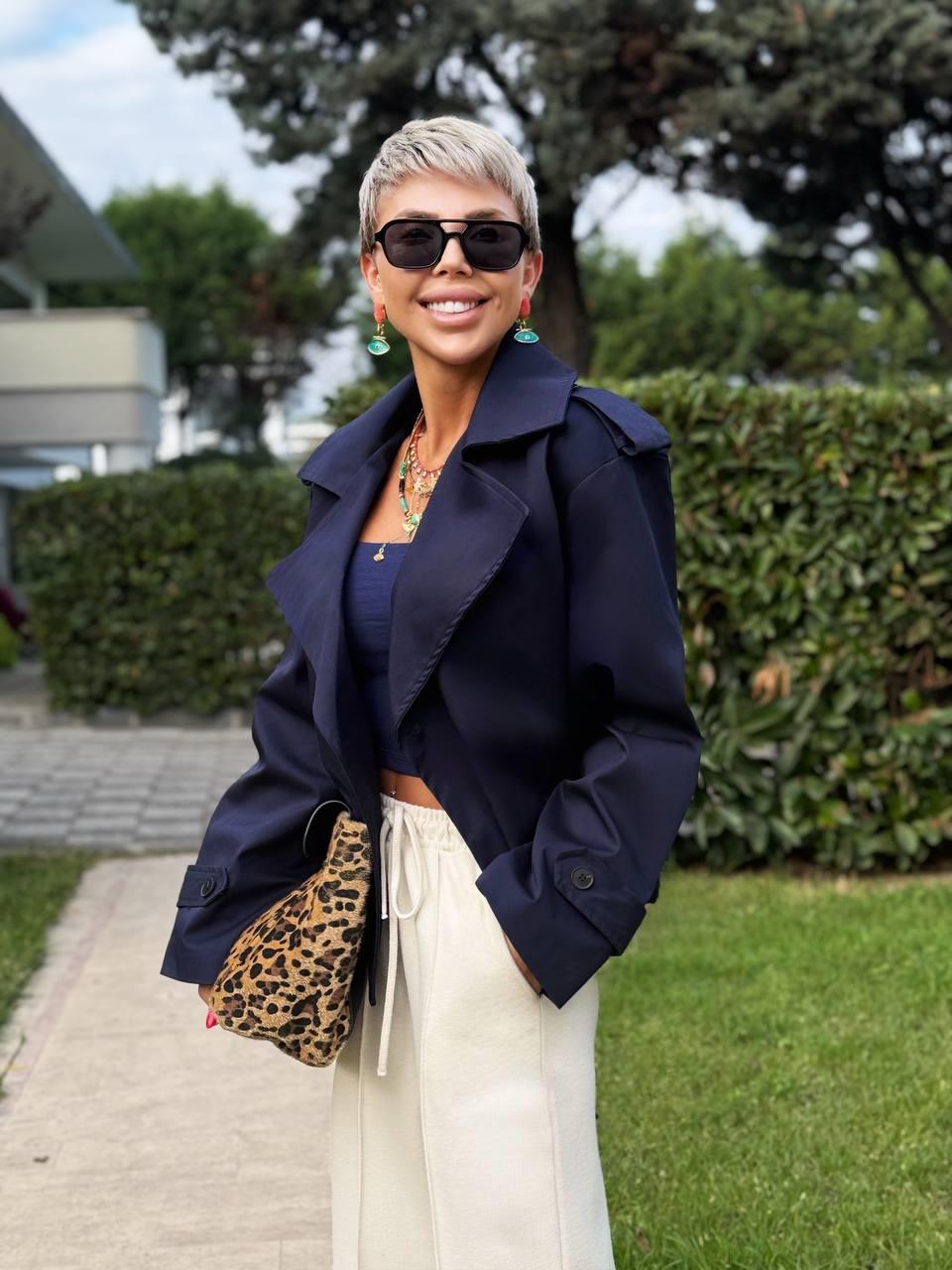 Stilfuld Cropped Blazer med Bindebælte