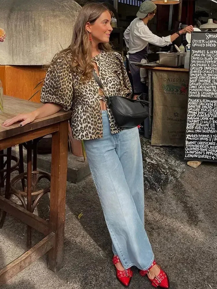 Chic Bluse med Puffærmer og Sløjfedetaljer