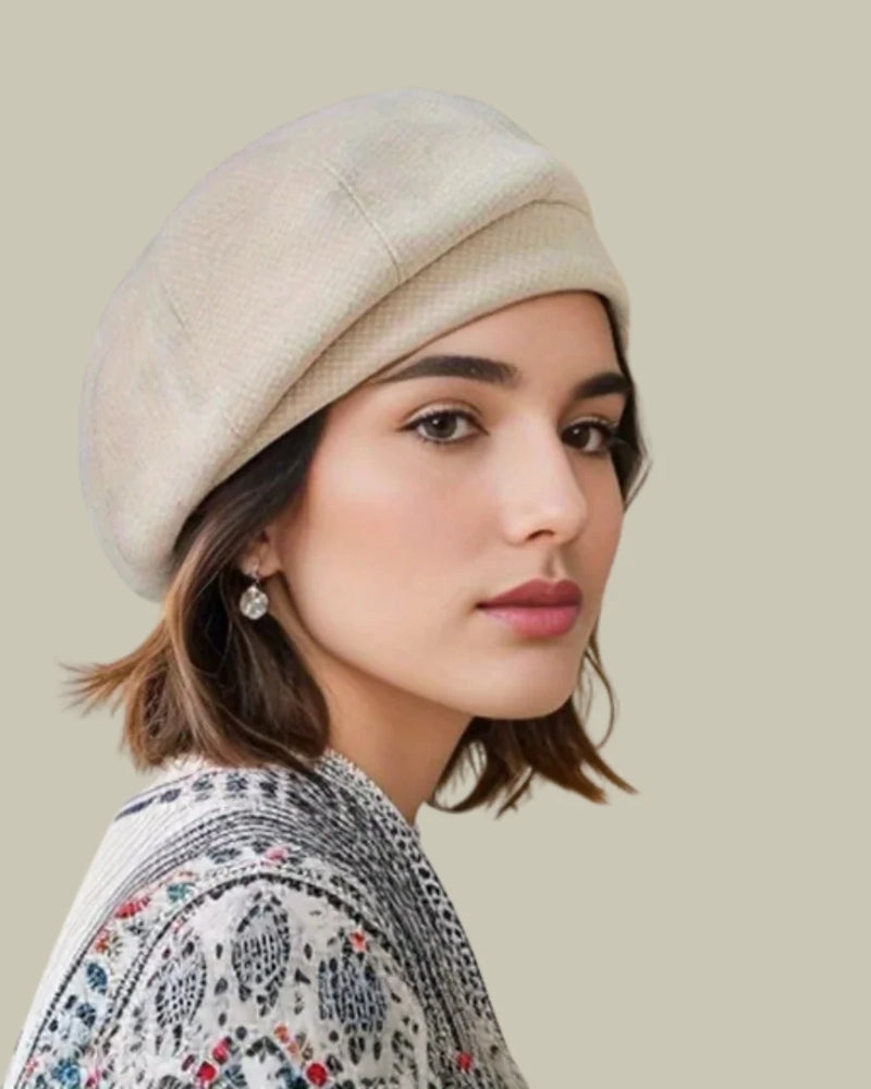 Baskerhat til damer – Klassisk hat med rundt hoved og glat overflade