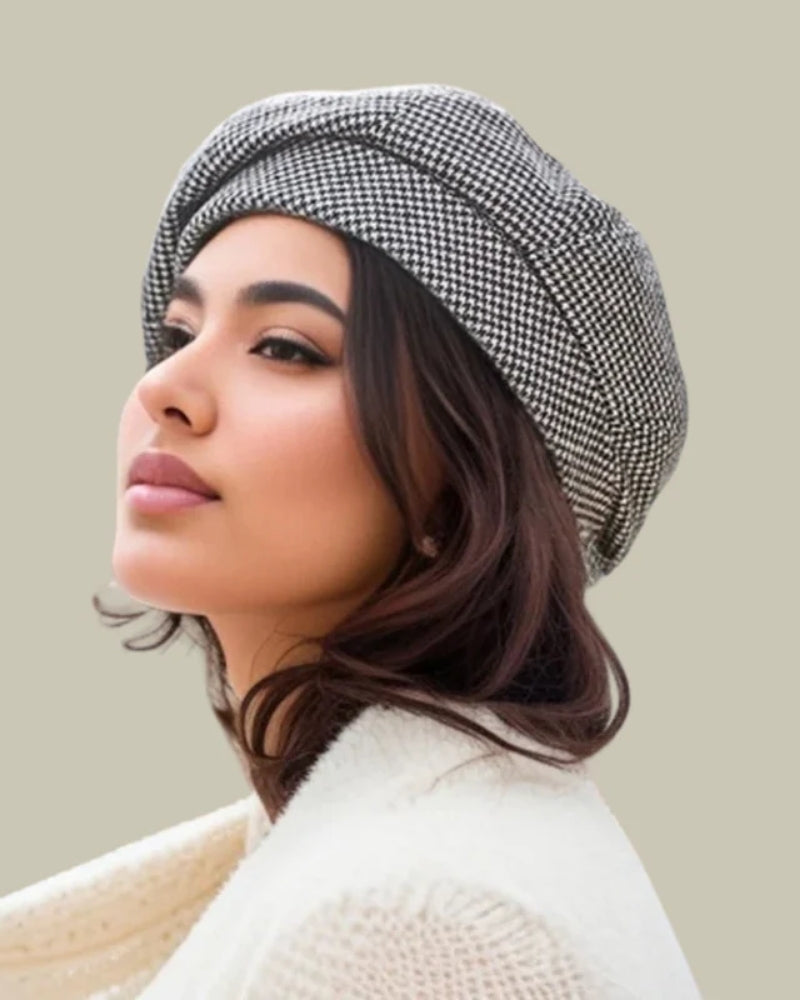 Baskerhat til damer – Klassisk hat med rundt hoved og glat overflade